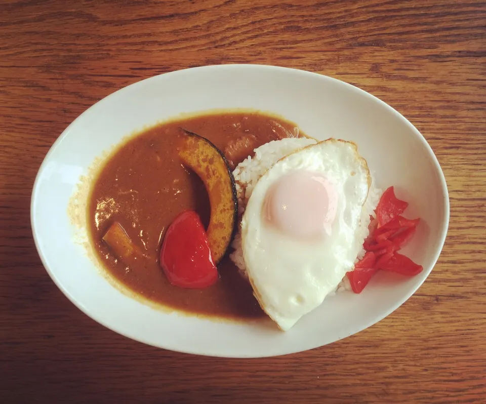 Snapdishの料理写真:目玉焼き乗せチキンカレー|ねこシェフさん