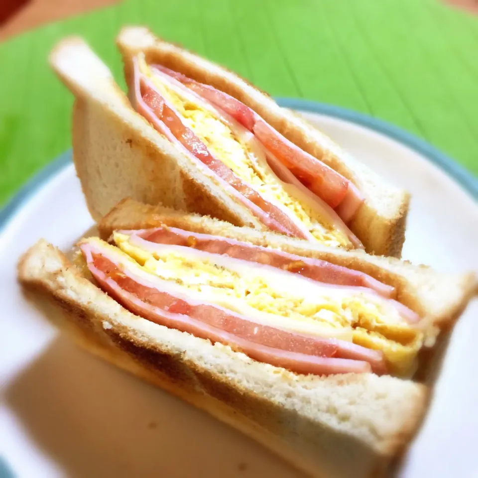 朝のトーストサンド😋ハムトマトチーズにたまご😋|しんやさん