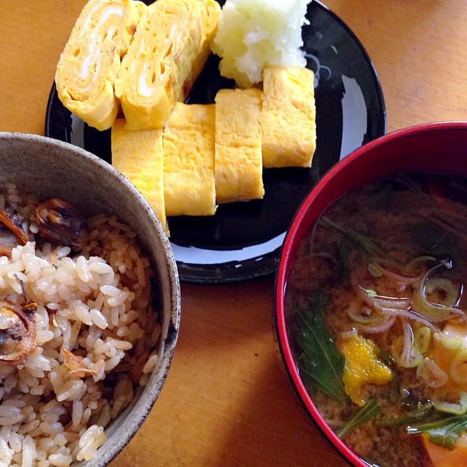 山陰から届いた赤貝の炊き込み御飯&水菜と豆腐の御御御付け☀️フレーバーストーンなら、油要らずでキレイに出来たよ〜卵焼き🐣|こなちゅんさん