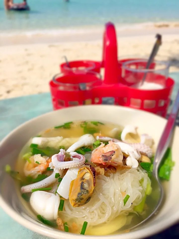 ラーン島ティエンビーチの海の家 シーフードラーメン|もちゆみさん