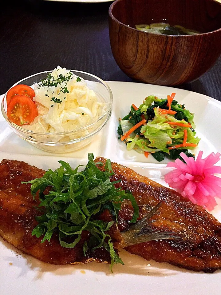 ⭐️イワシの蒲焼き 菊花かぶ添え
⭐️白菜とほうれん草のナムル
⭐️大根と帆立のサラダ
⭐️長ネギとワカメの味噌汁|よっちぃさん