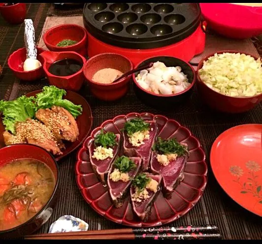 イカのたこ焼きと、鰹のたたきごはん🍚。トマトのお味噌汁が大好き❤️|💍ごはん🍚さん