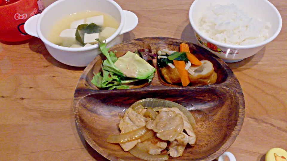 娘ご飯☆しょうが焼き、ごぼう天と野菜煮物、アボカドサラダ、味噌汁|みかさん