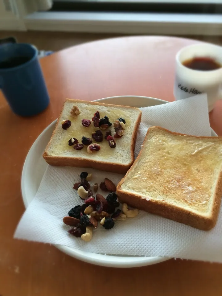 朝ごパン

バタートースト
ミックスナッツ
カリブスペシャルコーヒー|yousanさん