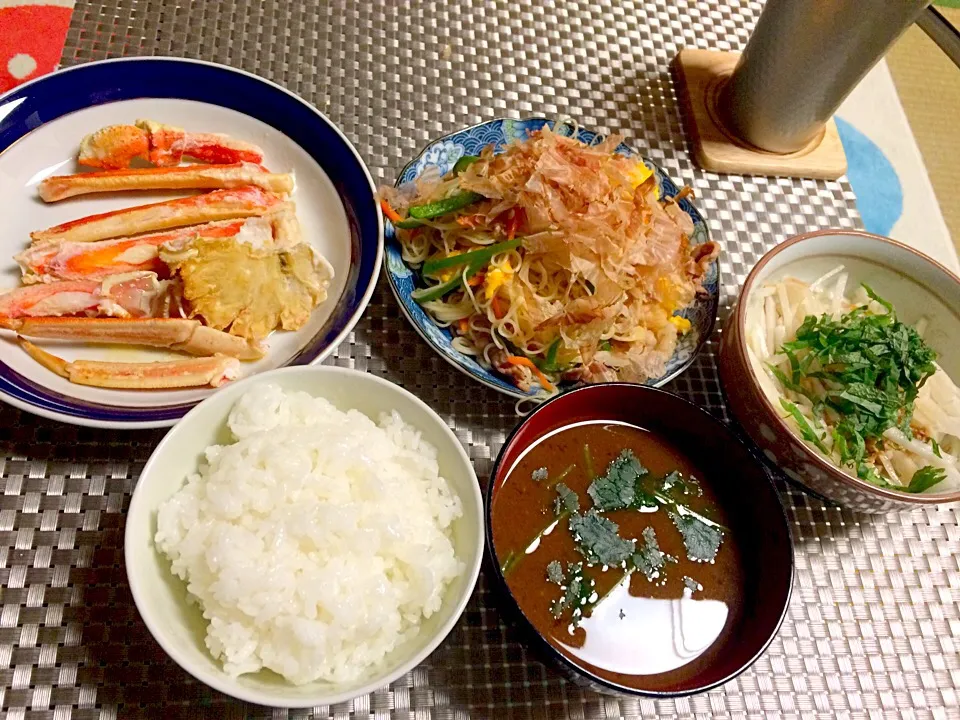 今日の夜ごはん

☆カニのバター焼き
☆そうめんチャンプル
☆大根サラダ
☆ごはん
☆赤だし

チャンプル食べてたら、お腹いっぱいになってきて白ごはん残したよ(^-^)
あやうく食べる所やった…危ない(笑)|えりえいたさん