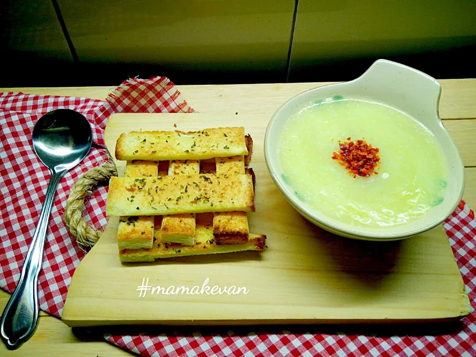 Snapdishの料理写真:Chicken Soup Cream🍵🍗🍞|meilizaさん