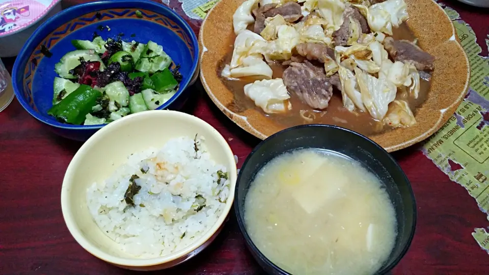 牛肉とキャベツの炒め☆お味噌汁☆キューリ梅肉和え|みぽりんさん