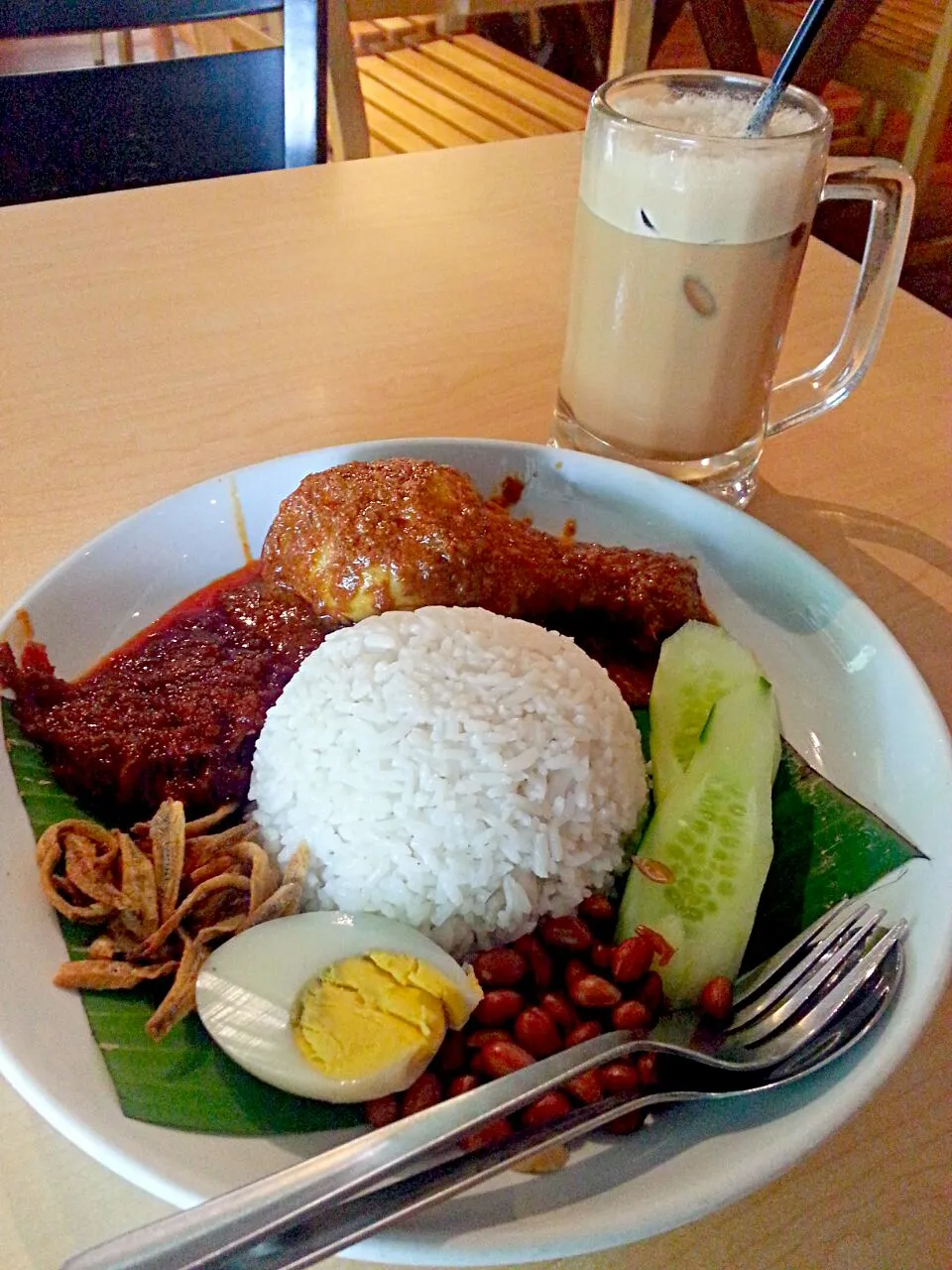 マレーシア定番朝ごはん。
ココナッツミルクで炊いたご飯と辛いサンバルソースのナシ・レマッ
チャム：甘い練乳のコーヒーと紅茶のミックス|korinoさん