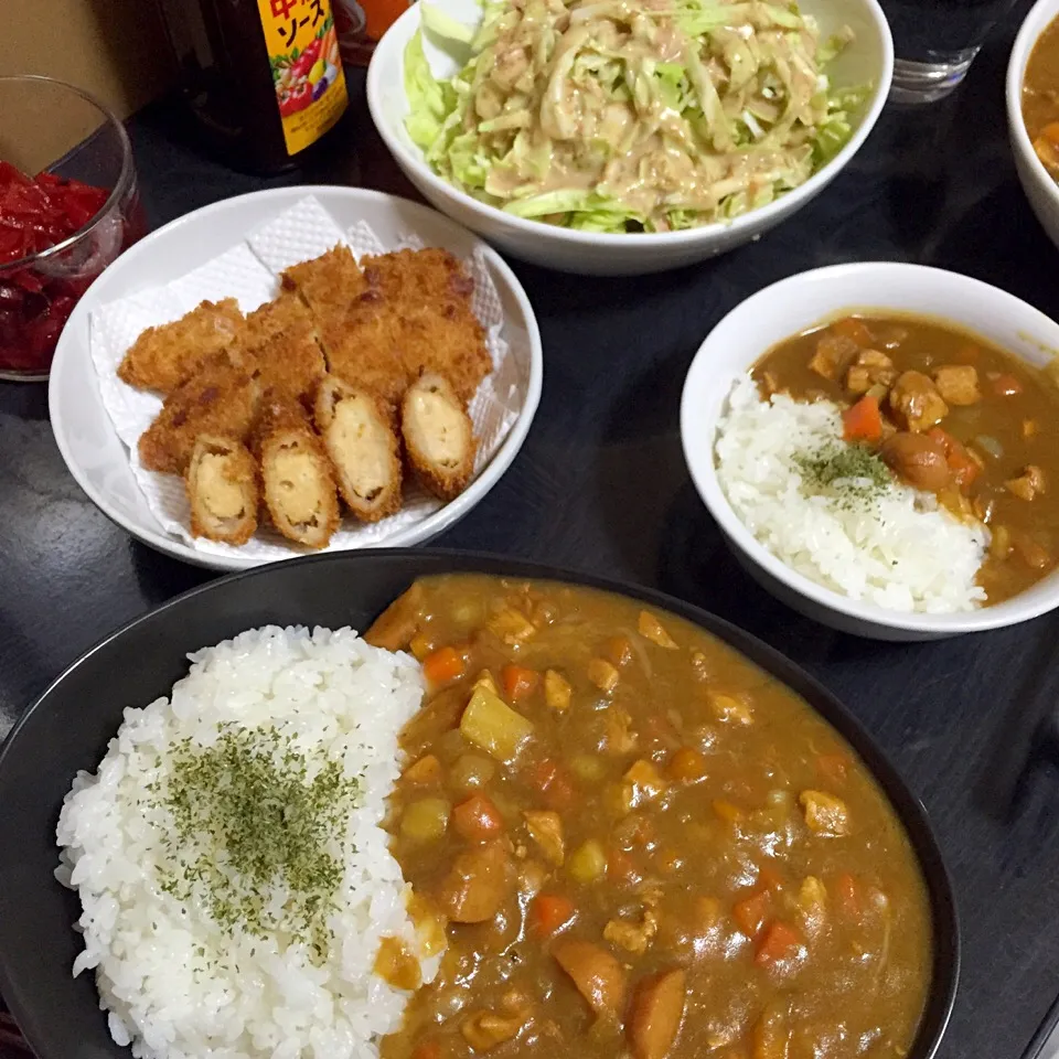 今日の晩ご飯は、サイコロチキンカレー、キャベツとツナのサラダ、お惣菜のささみチーズカツ。|ゆえさん