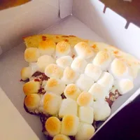 Snapdishの料理写真:MAX BRENNER チョコレートチャンクピザ|ともうみさん