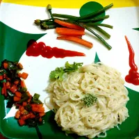 Snapdishの料理写真:VEGAN FETTUCINE ALFREDO WITH STIRFRIED VEGGIES AND HOT SAUCE|Varsha Prasadさん