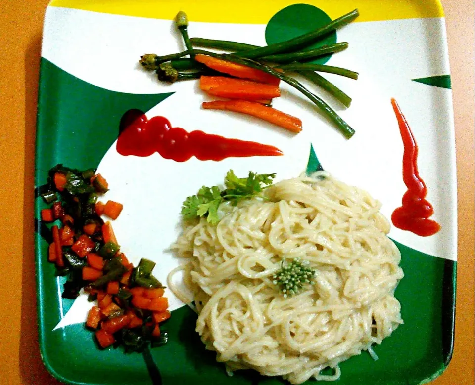 VEGAN FETTUCINE ALFREDO WITH STIRFRIED VEGGIES AND HOT SAUCE|Varsha Prasadさん