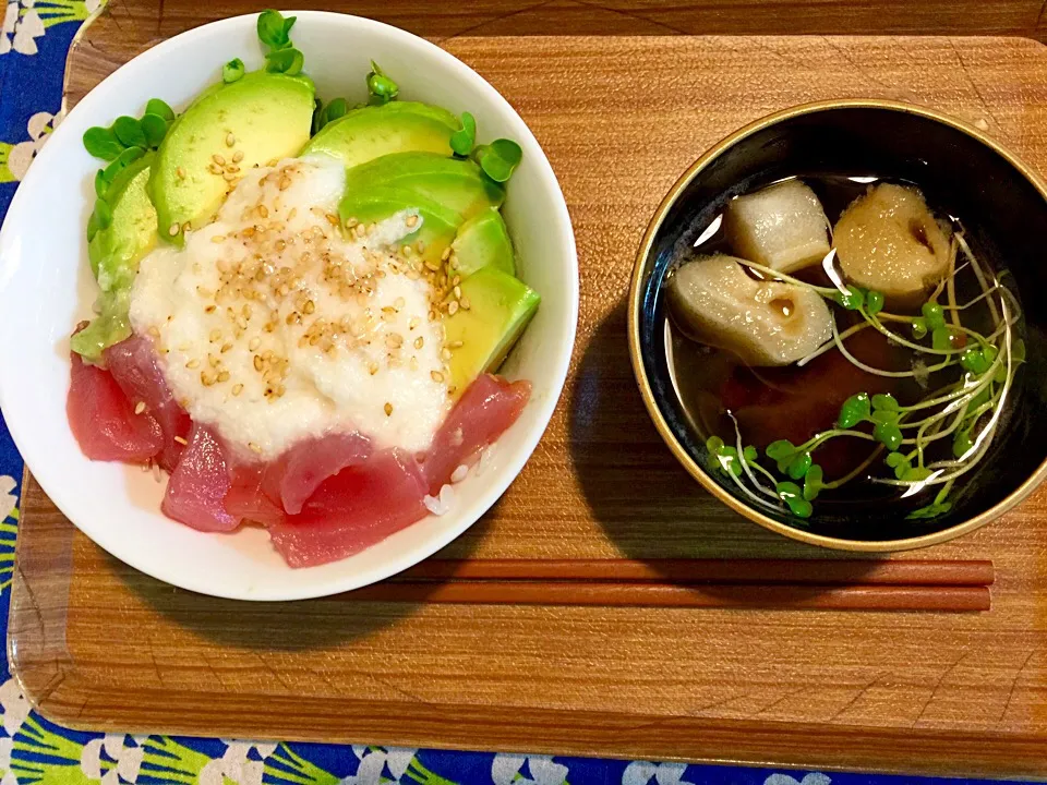 Snapdishの料理写真:アボカド&マグロのトロロ丼、お吸い物✧*|Makiさん