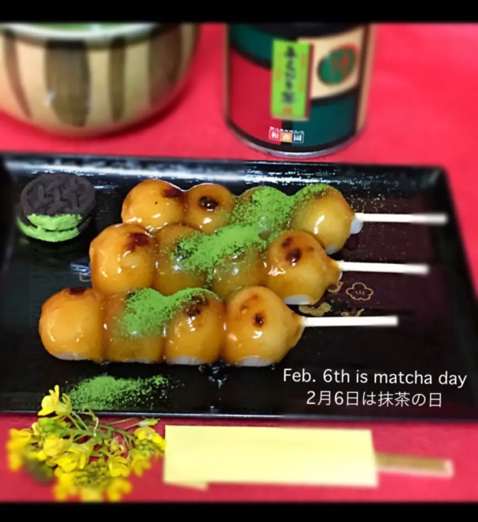 Snapdishの料理写真:みたらしおだんご お抹茶 2月6日は、まっ茶の日なんだって、知らなかった。お抹茶ふりふりしたよ|🎀Ｍiwa🎀さん