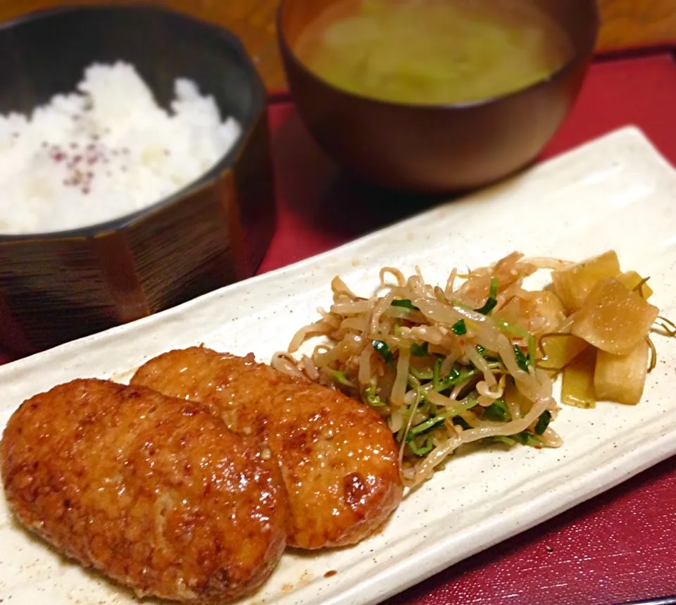 単身赴任の晩ごはん  ハンバーグ、もやしと豆苗のナムル、大根のめんつゆ漬、玉ねぎとキャベツのスープ、白飯、ゆかり|ぽんたさん