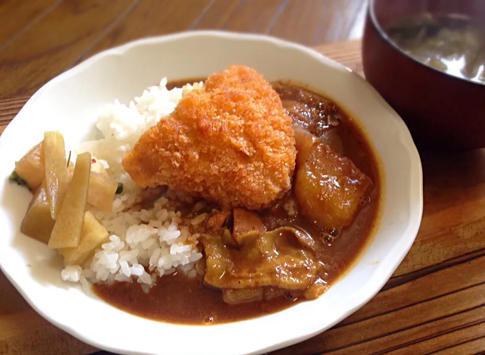 Snapdishの料理写真:単身赴任の昼ごはん  カツカレー、キャベツと玉ねぎのスープ 大根のめんつゆ漬け|ぽんたさん