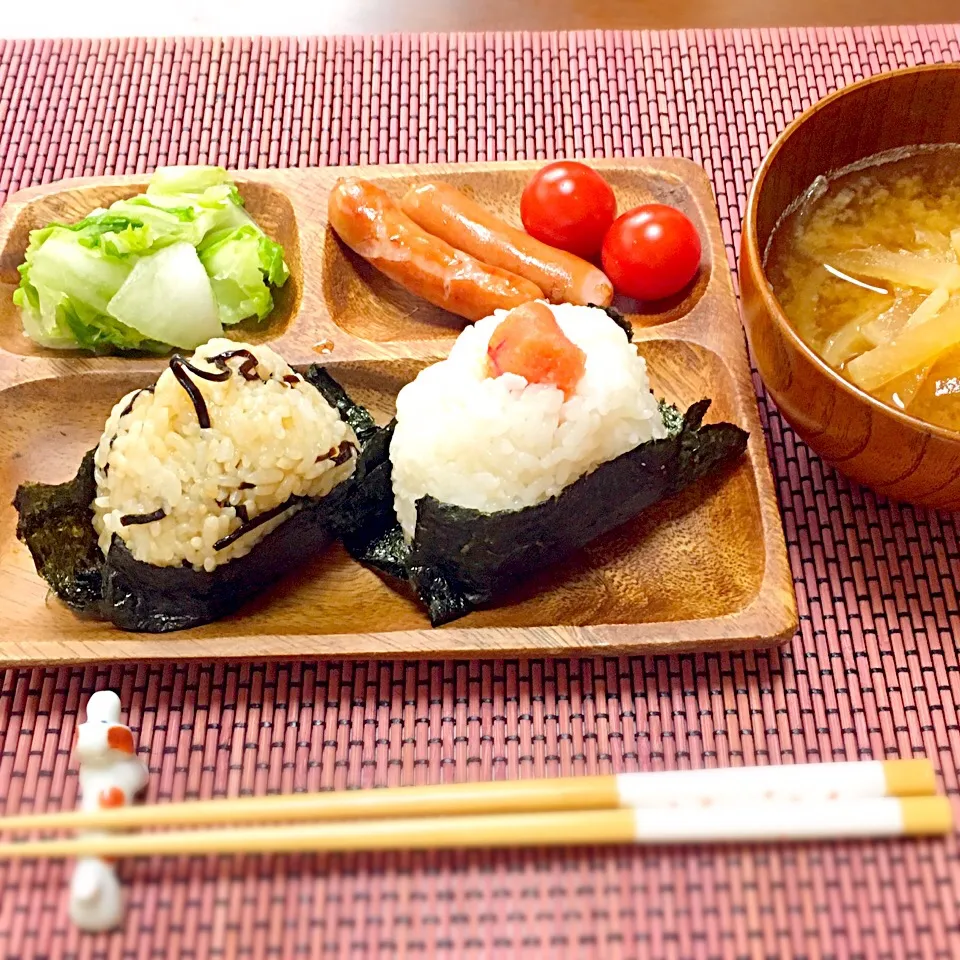 Snapdishの料理写真:旦那作のおにぎりランチ🍙🍘|ヒロリンさん