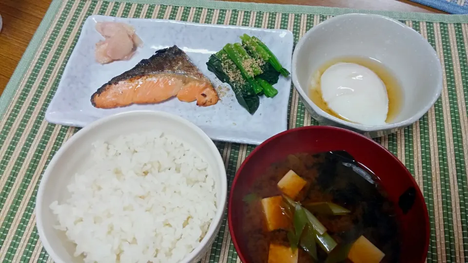 今朝は純和食
・鮭の塩焼き
・ほうれん草のお浸し
・甘酢生姜
・赤だし
・温泉卵|あぁちゃんさん