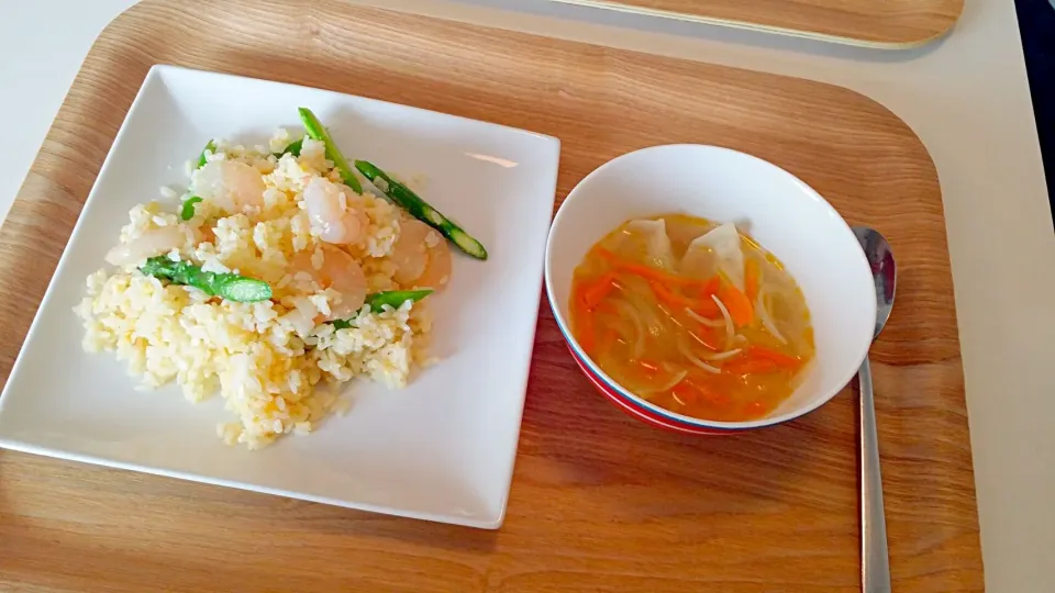 今日の昼食　えびとアスパラの塩麹炒飯、餃子の塩麹スープ|pinknari🐰🌈さん