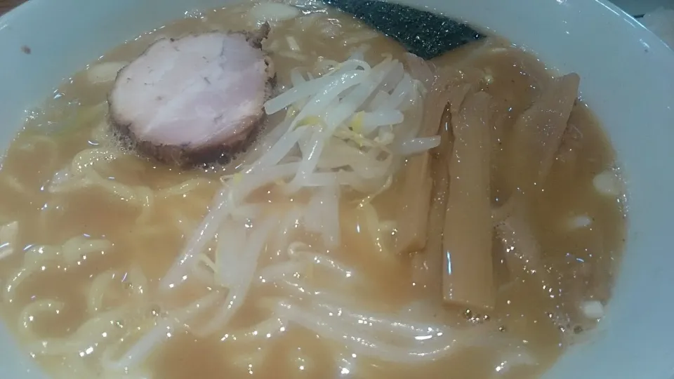 Snapdishの料理写真:らーめん・つけ麺 我家(うち) の 中華そば+大盛(無料)+ほぐしチャーシューライス(無料)＠池袋16014|大脇さん