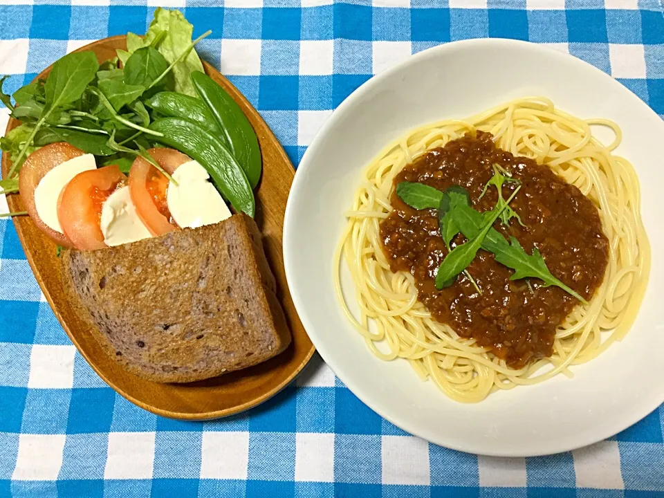 Snapdishの料理写真:ミートソースパスタ、トマト&モツァレラチーズ&スナップエンドウのサラダ、五穀パン|jackybeanさん