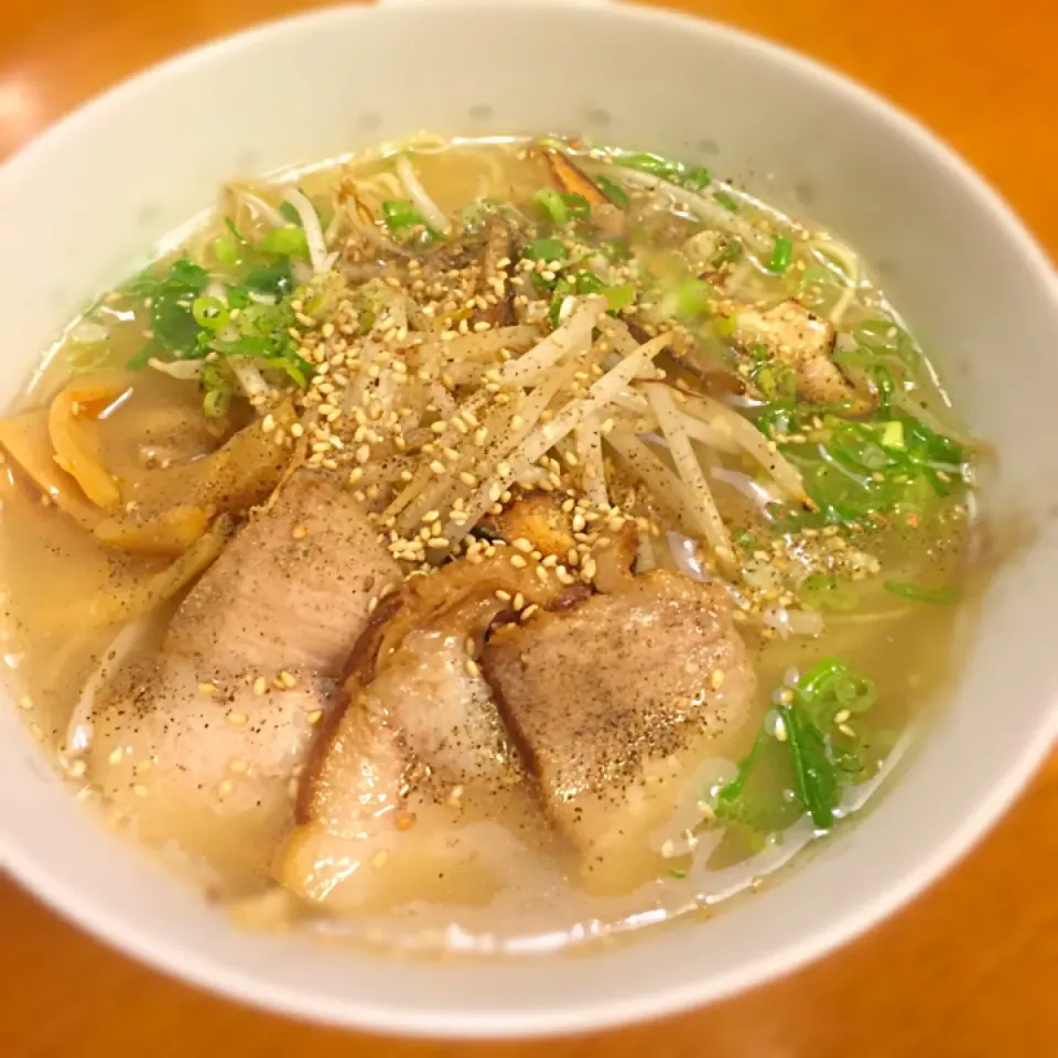 Snapdishの料理写真:豚骨塩ラーメン✨|みつなち☆さん