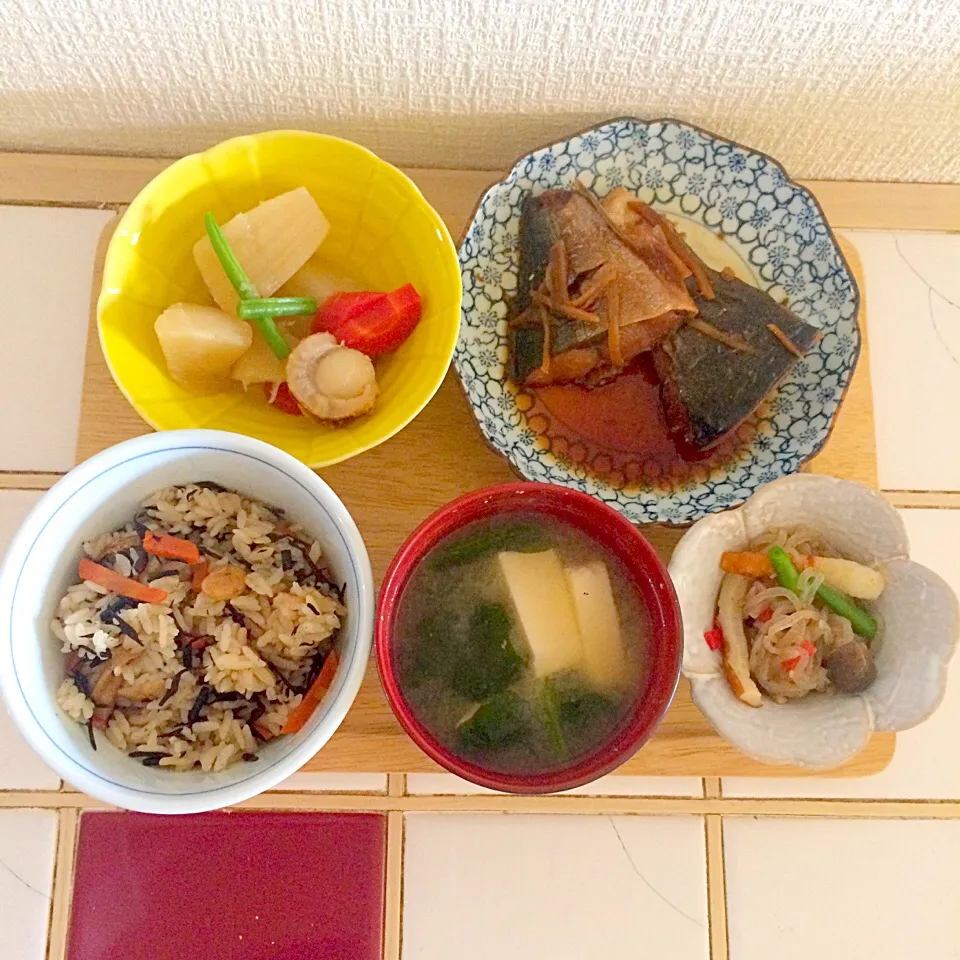 ひじきご飯☆お味噌汁☆糸こんにゃくときのこの煮物☆鯖の醤油煮☆大根の煮物(p*'∀`*q)|とまこ(*^o^*)さん