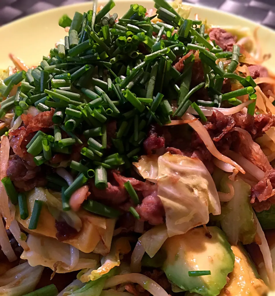 忙しい時の一品料理 牛肉とキャベツの炒め物 アボカド入り|志野さん