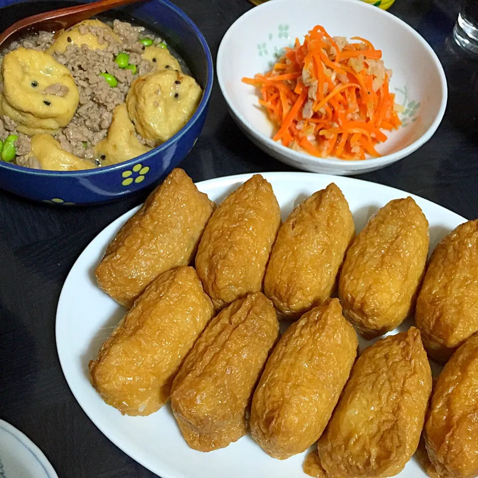 初午の今日の晩ご飯。五目飯のおいなりさん、がんもどきのそぼろあんかけ、にんじんとツナのサラダ、お吸い物。|ゆえさん