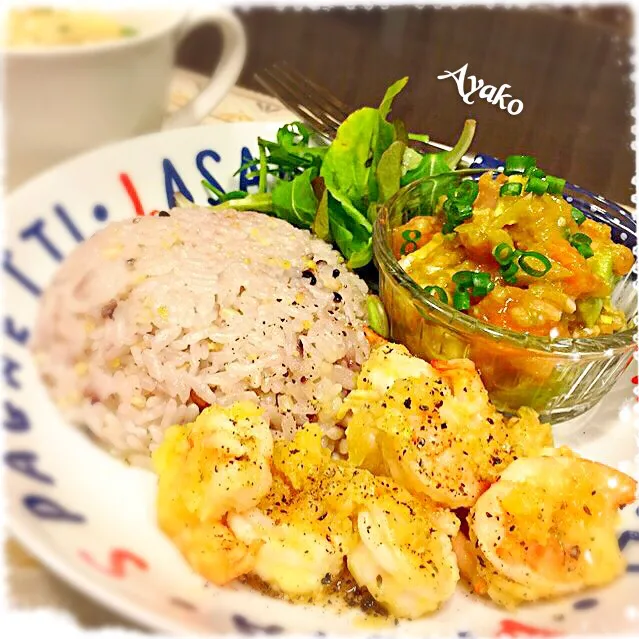 ガーリックシュリンプ丼、サーモンとアボカドのポキ、ロングライススープ|亜矢子さん