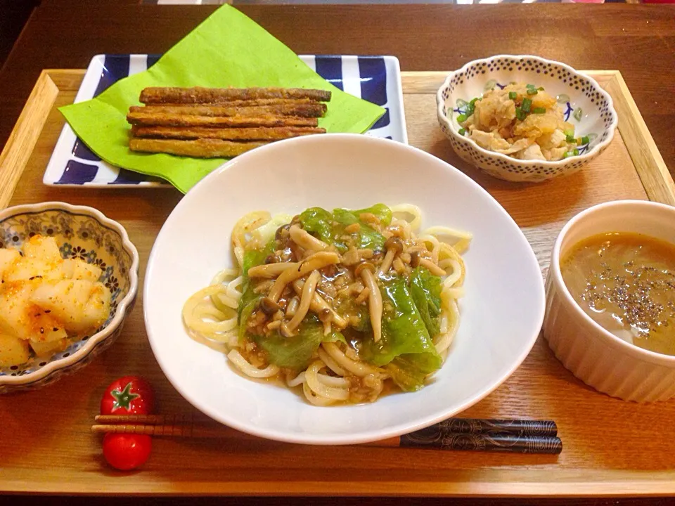 鶏肉とレタスとしめじのあんかけ焼きうどん、カクテキ、じゃがいものしょうが煮、ごぼうのサクサク揚げ、オニオンスープ|にゅきさん