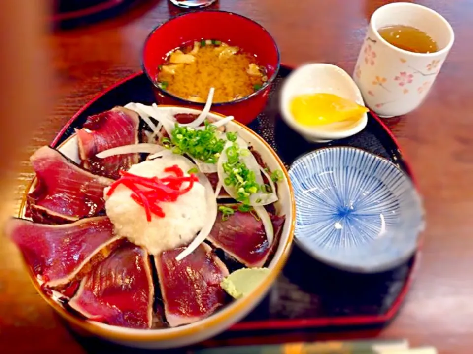 ワラ焼き鰹タタキ山芋丼|山本忠宣さん