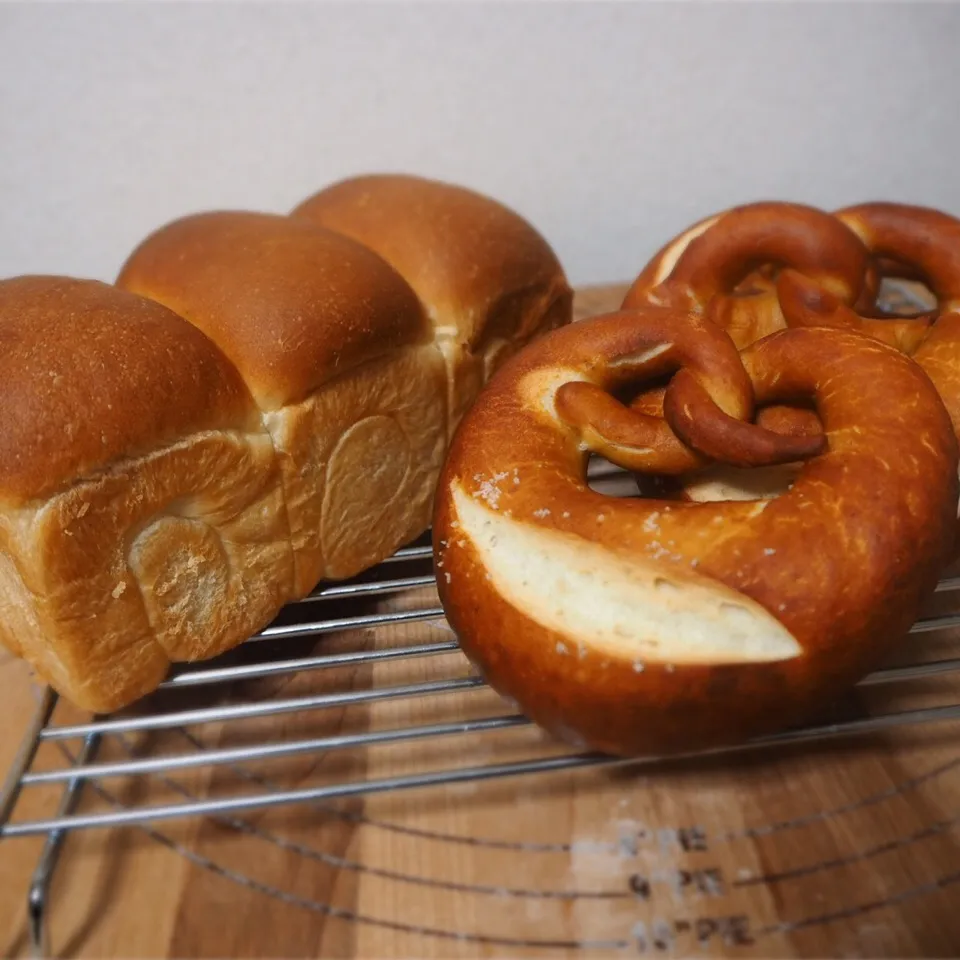 Snapdishの料理写真:ミニ食パン、プレッツェル焼きました☻|みりんさん