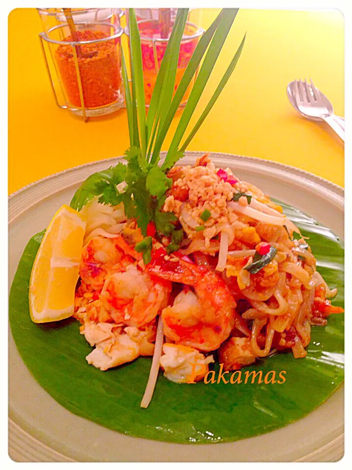 Snapdishの料理写真:ผัดไทยกุ้ง(Stir-fried thai style lice noodles)|Pakamasさん