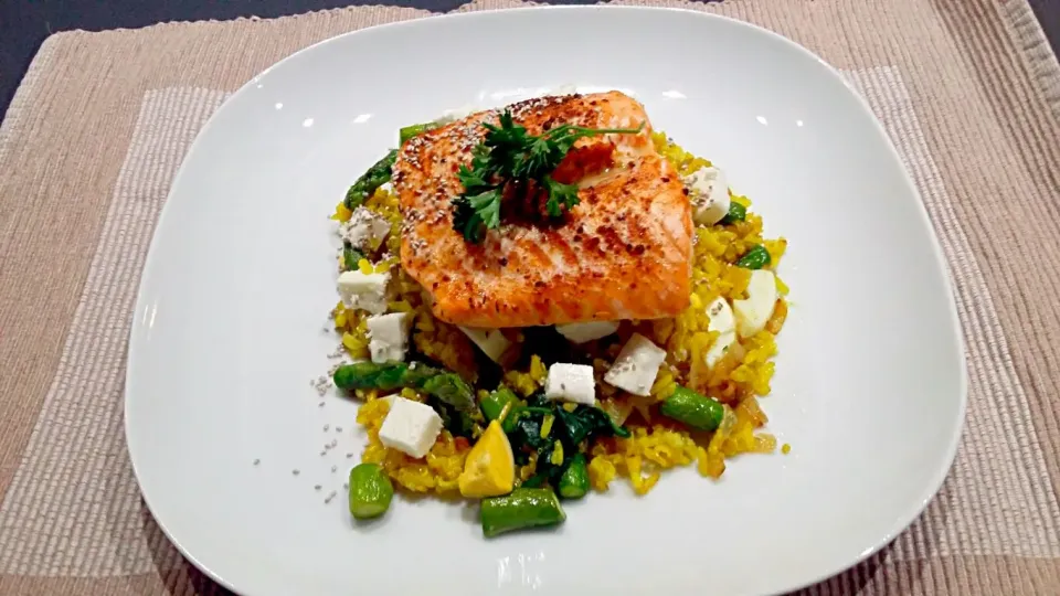 Baked oven salmon with brown rice, quinoa, spinach, asparagus, hard boil egg, feta cheese , parsley and chia seeds.|vivianaさん