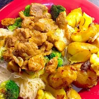 Slow cooked marinated pork, with noodles,vegetables & garlic/Rosemary double roasted potatoes 🍴🍷🤗|michelle inglisさん