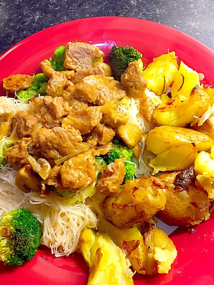 Slow cooked marinated pork, with noodles,vegetables & garlic/Rosemary double roasted potatoes 🍴🍷🤗|michelle inglisさん