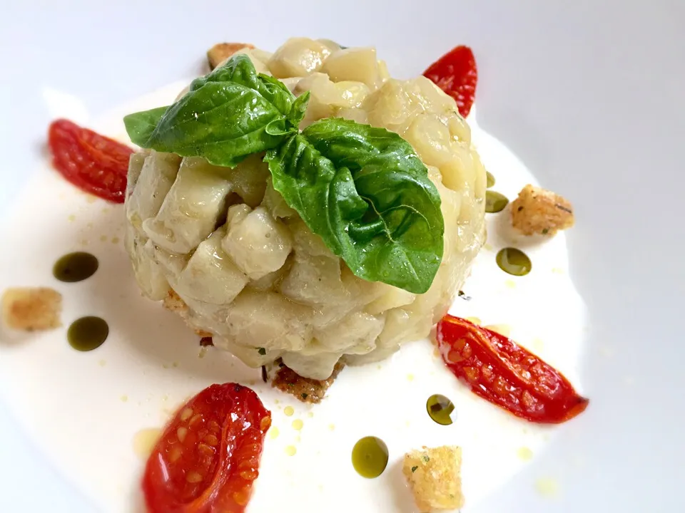 Diced aubergine on Burrata cheese sauce, tomatoes confit and garlic flavored crostini.|laura giardinaさん