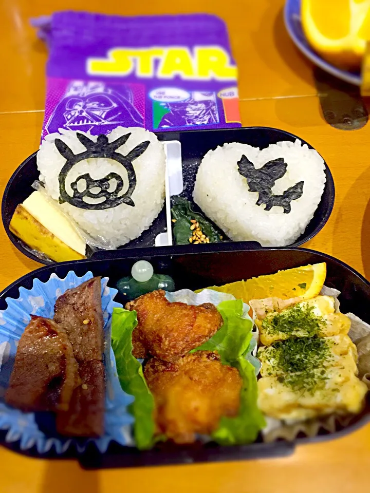 子供お弁当🍱  和牛ステーキ  鶏の唐揚げ  出し巻き卵  ほうれん草の胡麻和え  オレンジ  バナナ  おにぎり🍙|ch＊K*∀o(^^*)♪さん