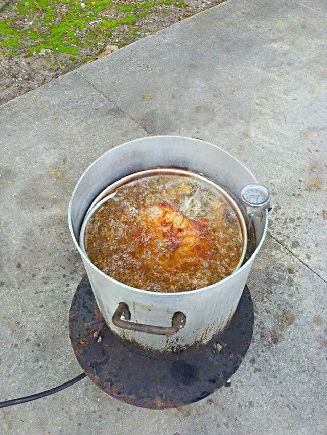 💜💛💚 Mardi Gras 2016 & Superbowl 50 🏈 💙 🏈 Weekend in Louisiana #Holidays/Celebrations #MardiGras2016 #SuperBowl50 #Party 💙🏈💙My Uncle Frying #Turkey #Meat/Poultry|Alisha GodsglamGirl Matthewsさん