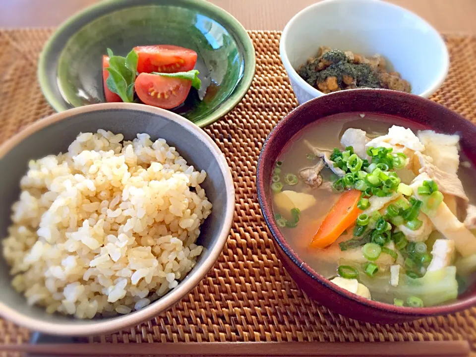 しょうゆ麹とショウガ入り具だくさん味噌汁の朝ごはん|akuomamさん