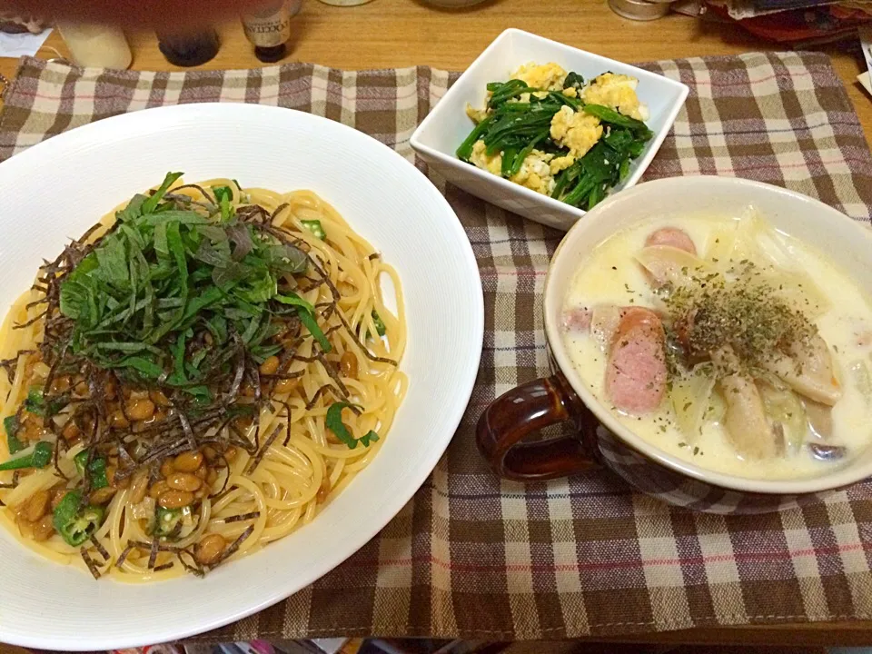 昼ごはん★納豆とオクラの和風パスタ、ほうれん草と卵のサラダ、味噌ミルクスープ|ハルさん