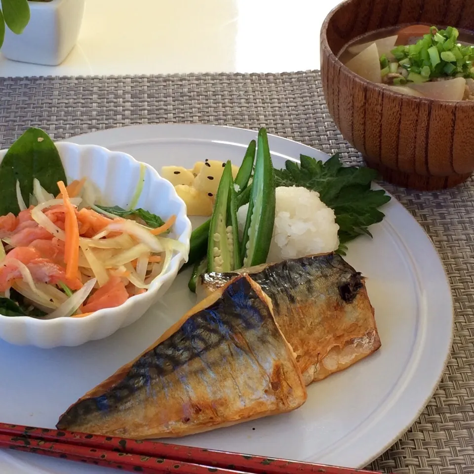 鯖の塩焼き🐟スモークサーモンマリネ🍃豚汁|Michiさん