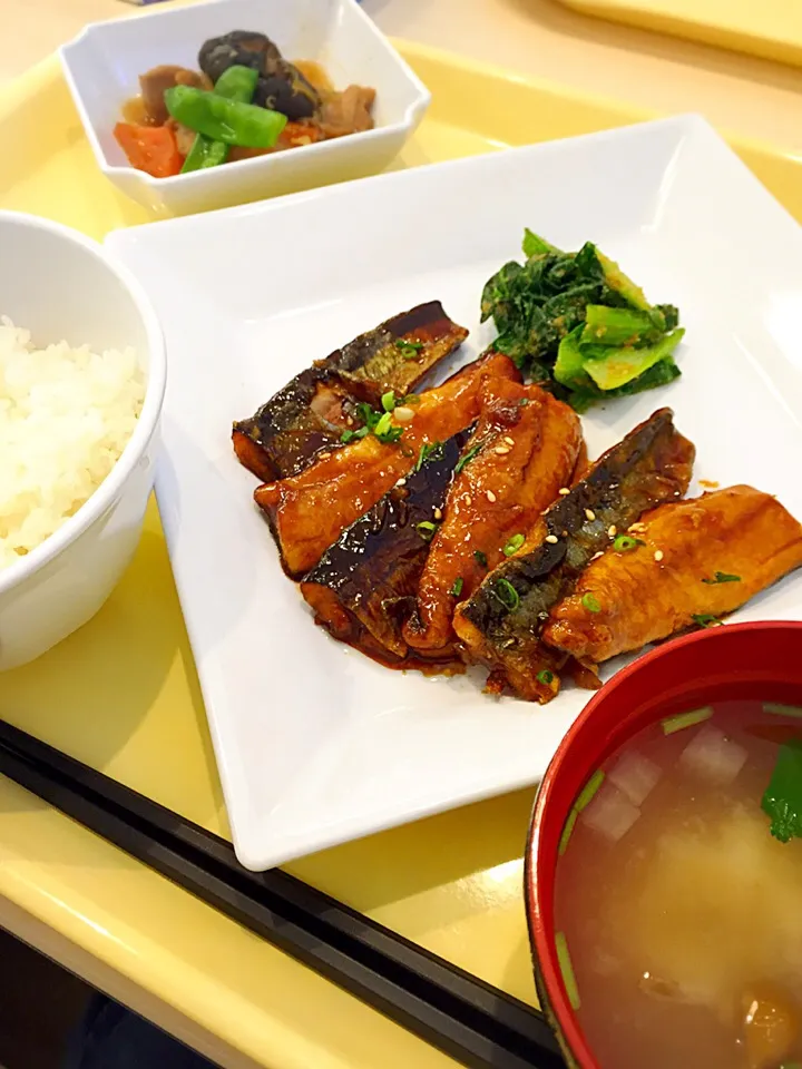 新・社員食堂でさんま蒲焼定食|恭子さん