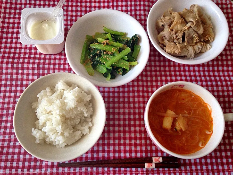 Snapdishの料理写真:今日の朝ごはん🐑  海鮮キムチ春雨 小松菜の胡麻和え 手作り万能タレ豚しゃぶ|みかげさん