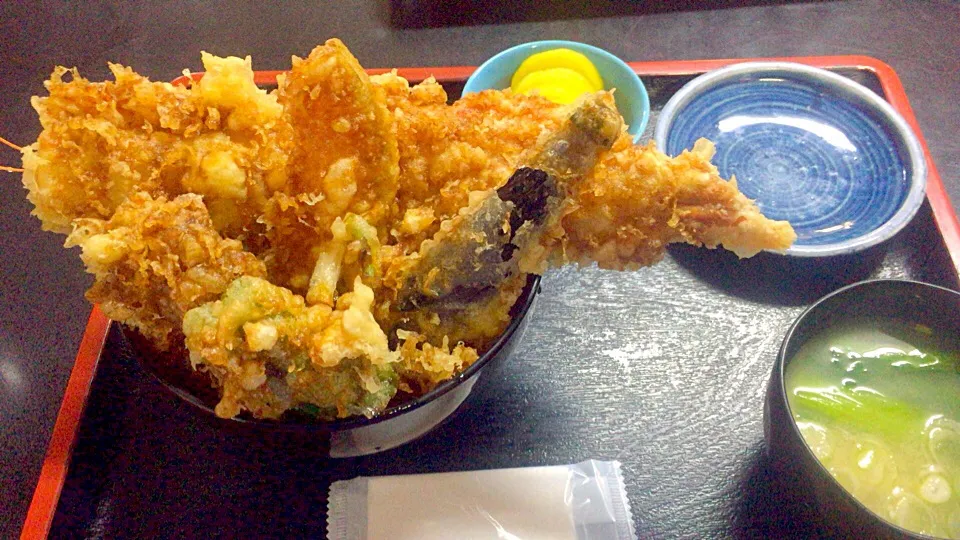 猪苗代湖を望むそば屋さんの名物天丼
溢れ出るアナゴ|小次郎さん