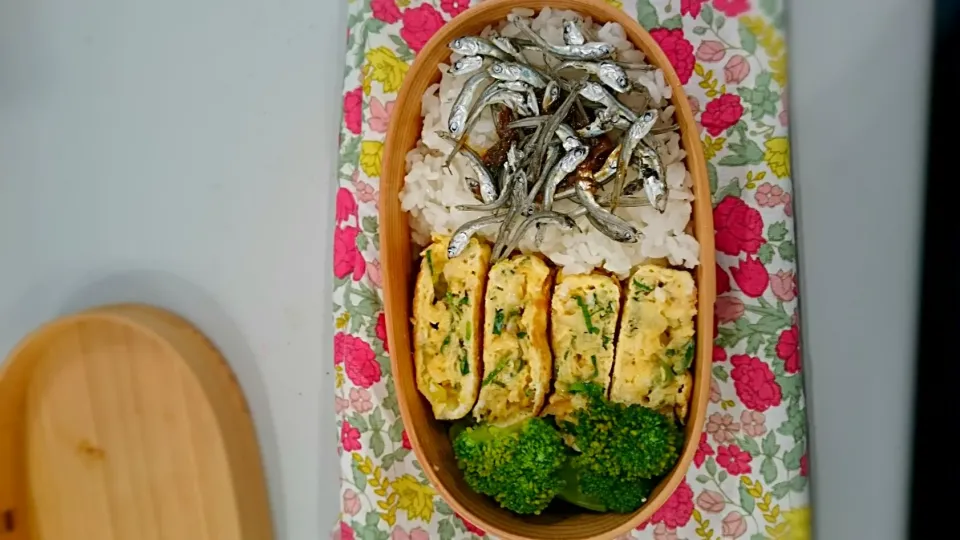 卵焼きわっぱ
ネギとアミえびの卵焼き*ブロッコリー*ちりめん&ネギ味噌ご飯|ちーざさん