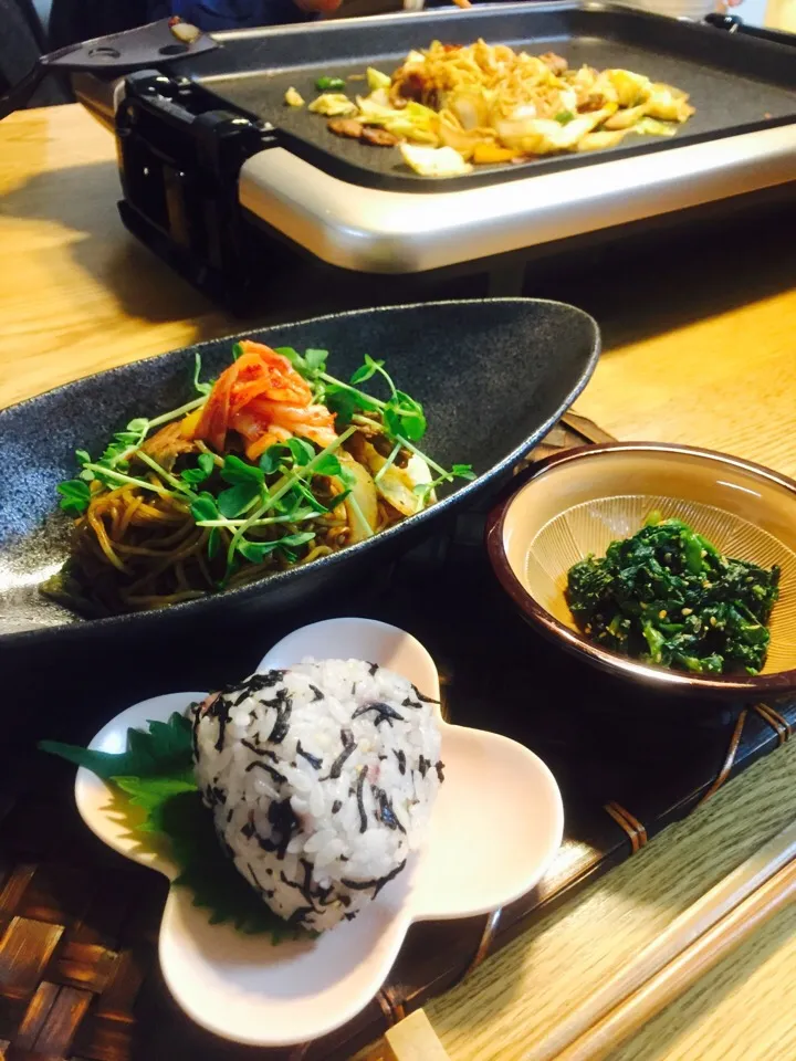 キムチ焼きそば、菜の花の胡麻和え、雑穀米のひじきおにぎり(*^_^*)|Kaoさん