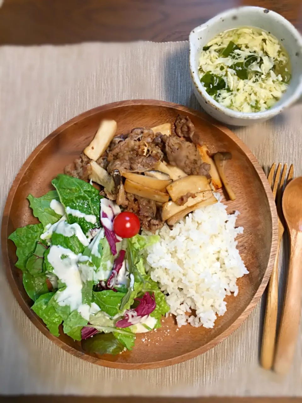 夕飯はワンプレートで。
牛肉とエリンギのココナッツ炒め
シーザーサラダ|しいかさん