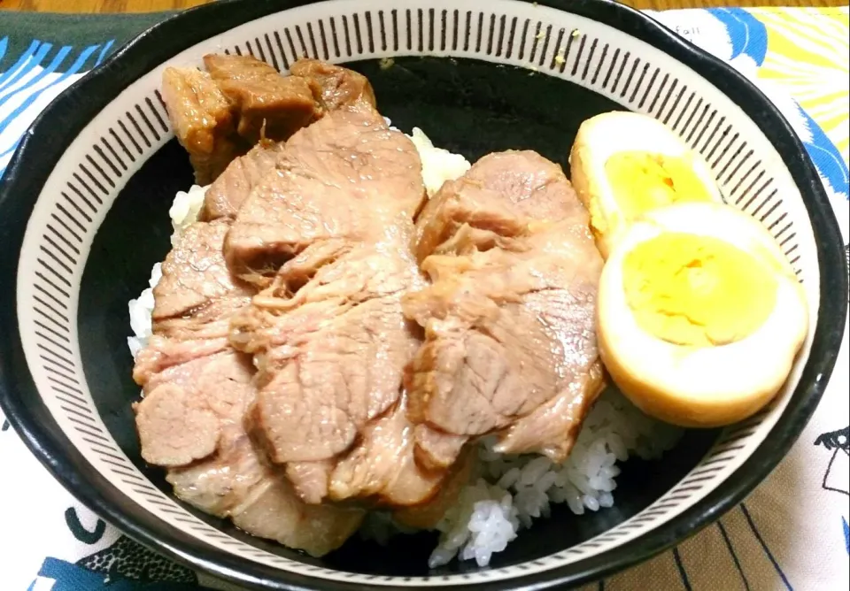 肉厚チャーシュー丼&煮卵🐣|kazuuさん